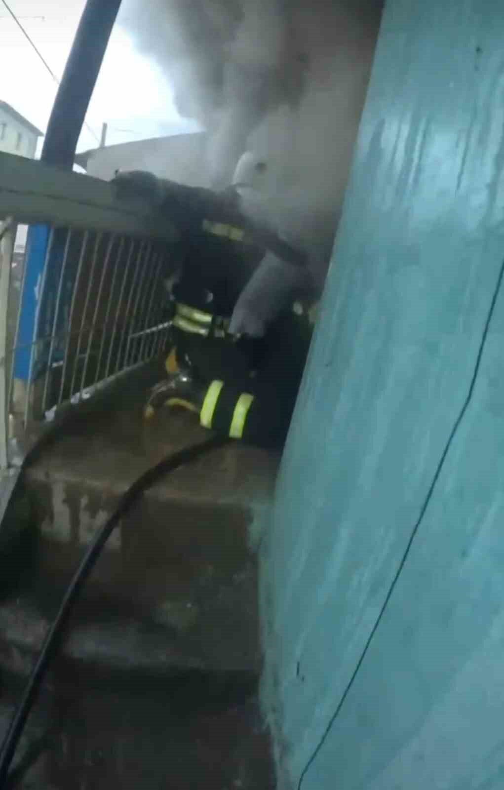 Sivas’ta metruk binada çıkan yangına müdahale anları, itfaiye personelinin kask