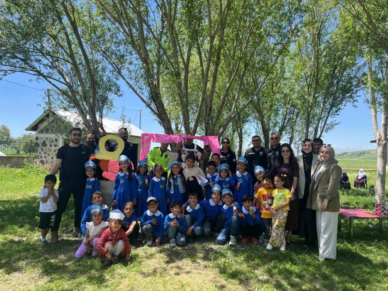 Erzurum’un Hınıs ilçesine bağlı Şahabettin İlkokulu öğretmenleri ve öğrencileri tarafından