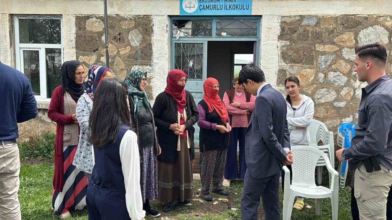 Erzurum’un Hınıs ilçesinde ilçe protokolü “Siz Gelemiyorsanız Biz Geliriz” diyerek