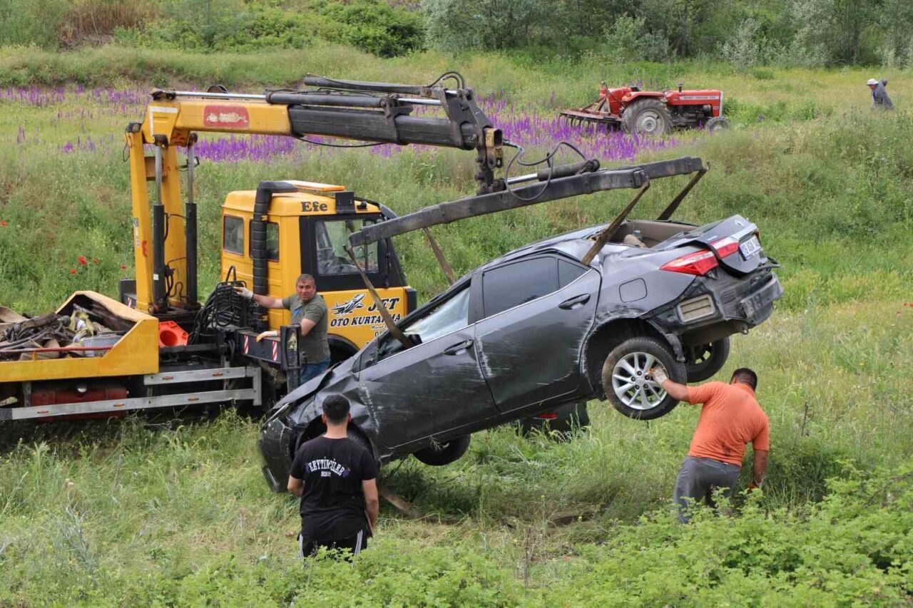 Amasya’da hızla seyir halinde olan otomobil önündeki hafif ticari araca
