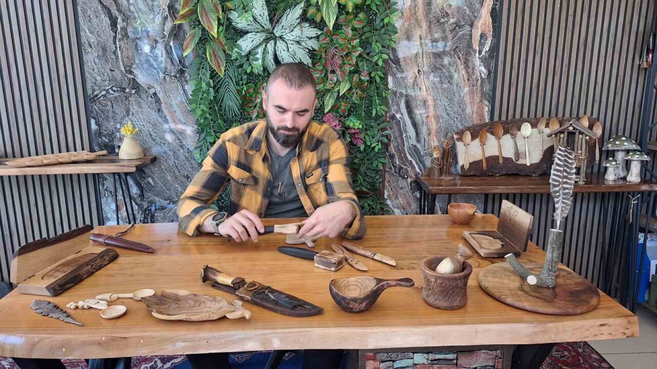 Trabzon’da yaşayan Selami Karaahmet, birkaç yıl önce başladığı ahşap oymacılığı