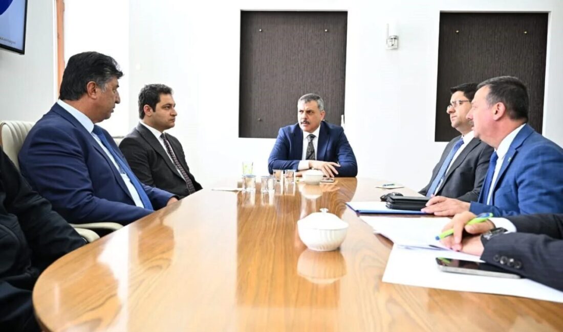 Vali Mustafa Çiftçi, bir dizi program kapsamında gerçekleştirdiği Pasinler ziyareti