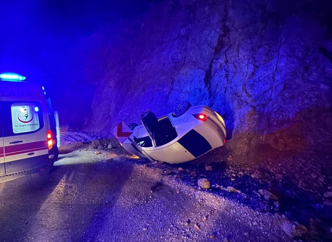 Erzincan’ın İliç ilçesinde otomobilin devrilmesi sonucu meydana gelen trafik kazasında