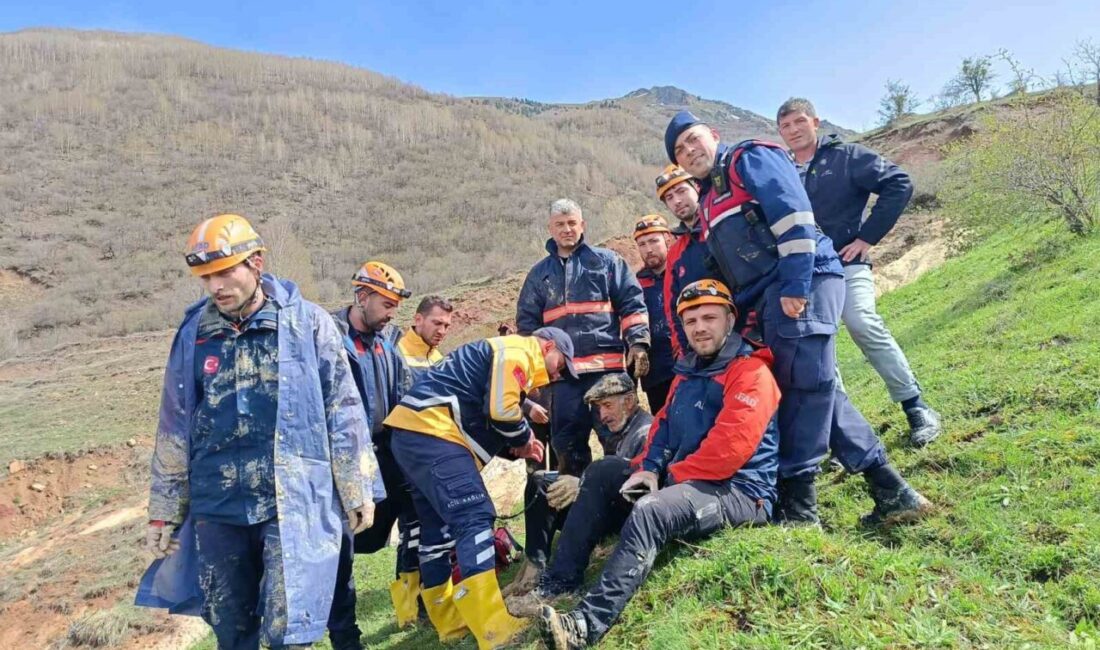 Sivas’ta bir vatandaş, ineği ile birlikte çamura saplandı. Mahsur kalan
