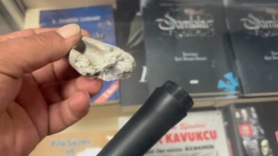 Erzincan’da bir vatandaş internetten sipariş ettiği mikrofonun içinden beton çıktı.