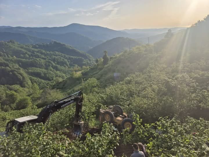 Zonguldak’ın Alaplı ilçesinde kontrolden çıkan iş makinesinin şarampole devrildiği kazada