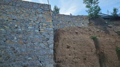 Erzurum’un İspir ilçesinde ilçe belediyesi tarafından yapılan duvar bir yıl