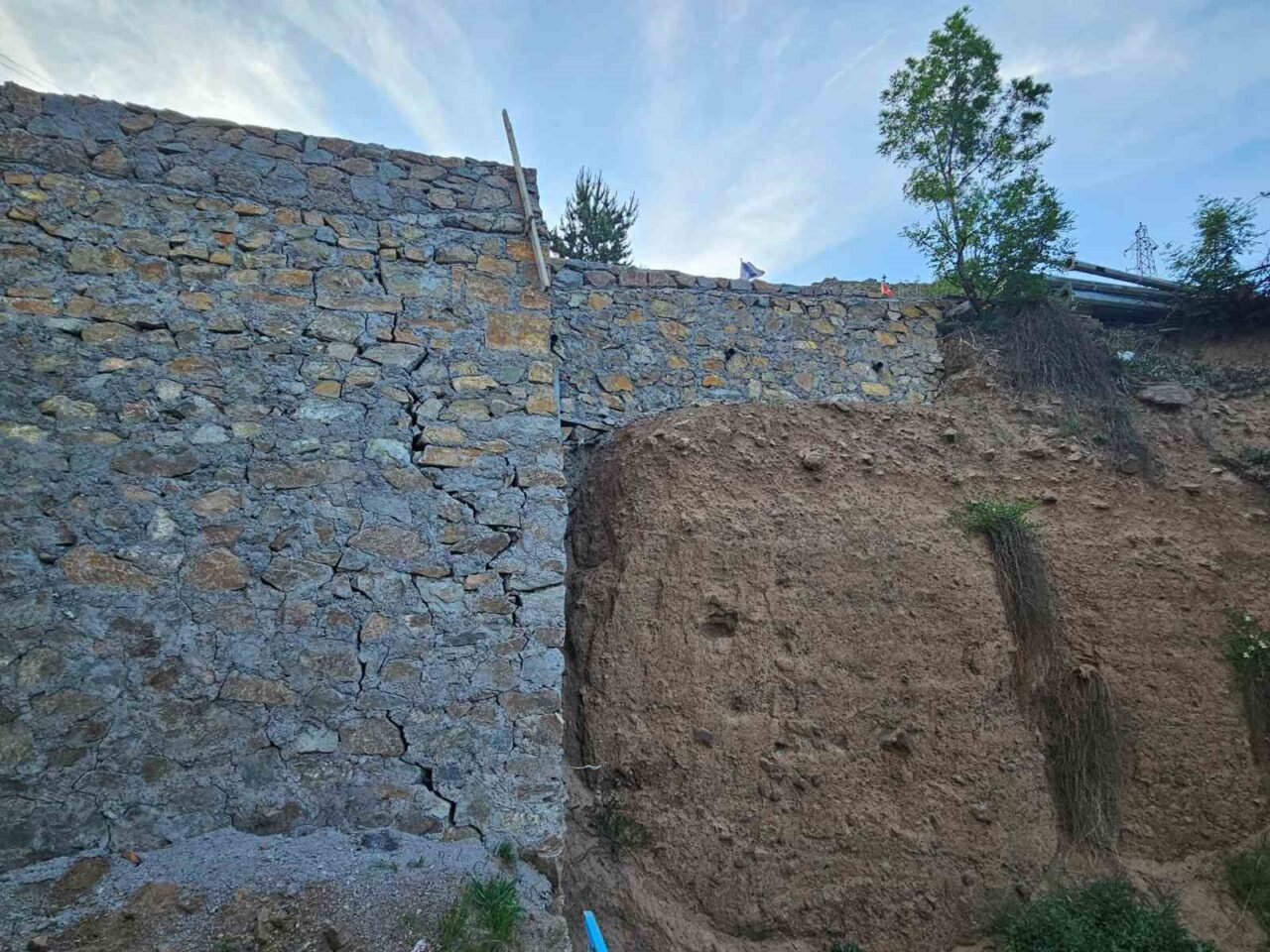 Erzurum’un İspir ilçesinde ilçe belediyesi tarafından yapılan duvar bir yıl