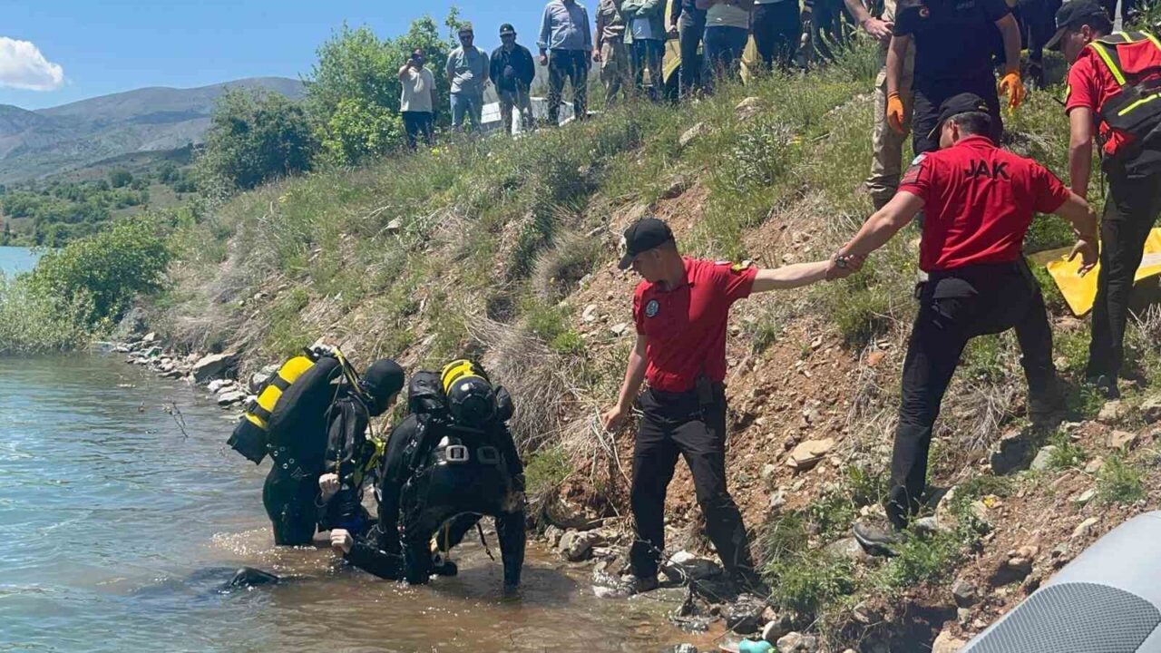 Tunceli İl Jandarma Komutanlığı’na bağlı Sualtı Arama Kurtarma (SAK) timi,