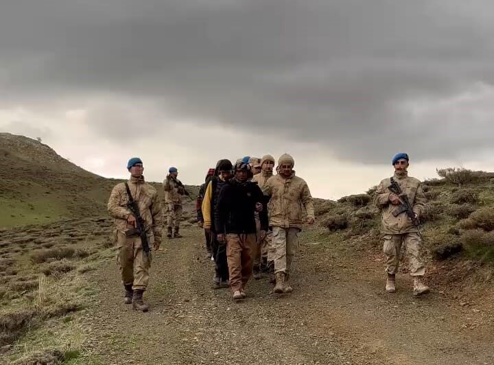 Jandarmadan düzensiz göçmen operasyonu Erzurum’da jandarma ekipleri tarafından yapılan operasyonda; Afganistan, Suriye ve Gürcistan
