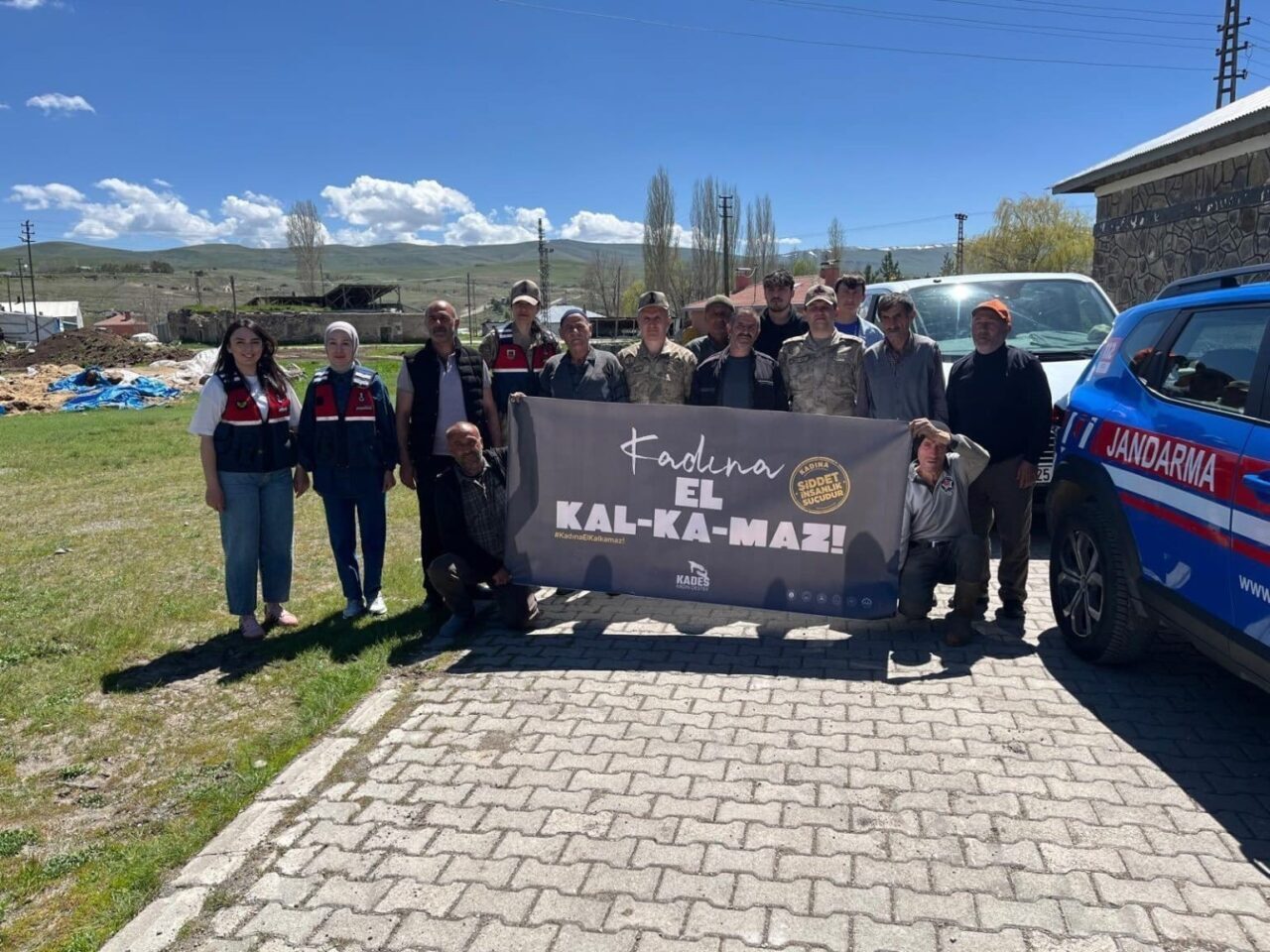 Erzurum’da jandarma ekipleri Kadın Destek Uygulaması çerçevesinde bilgilendirme yaptı. Kadına