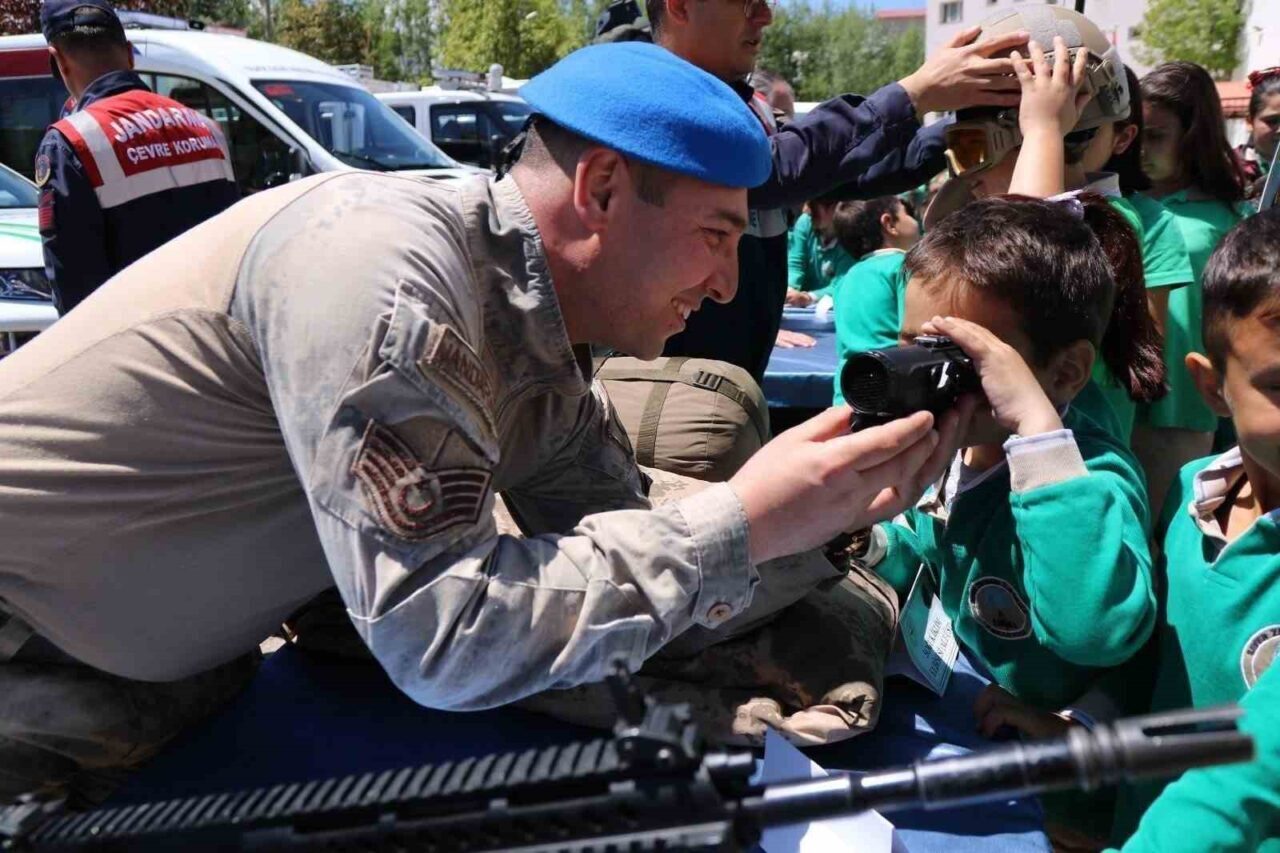 Erzurum İl Jandarma Komutanlığınca, tanıtım ve bilgilendirme faaliyetleri yanında özellikle