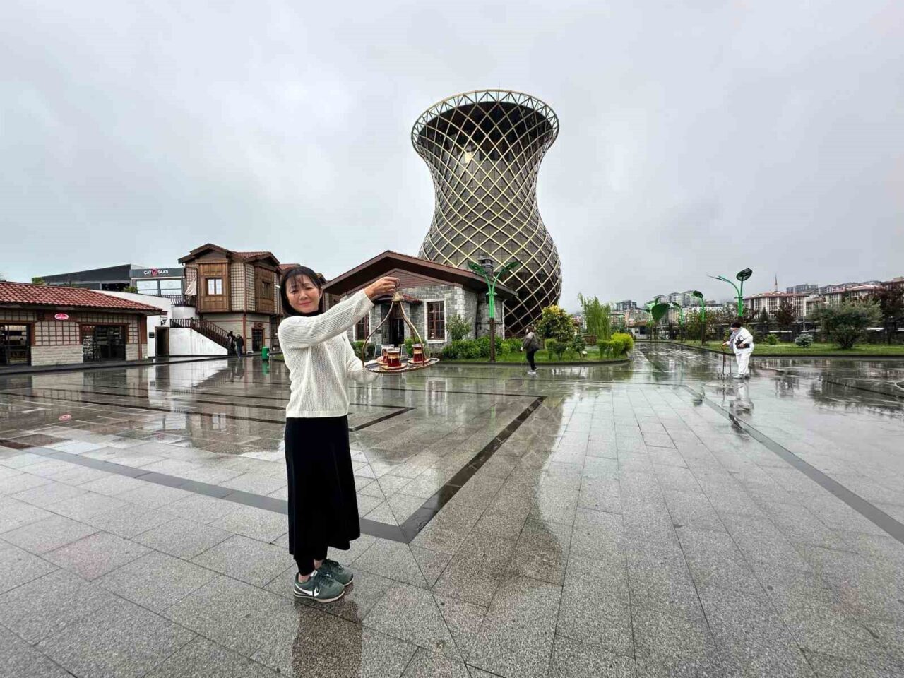 Japonya’da düzenlenen yarışmada ‘Türk Çayı demleme ustası’ seçilen Arita, Rize’de