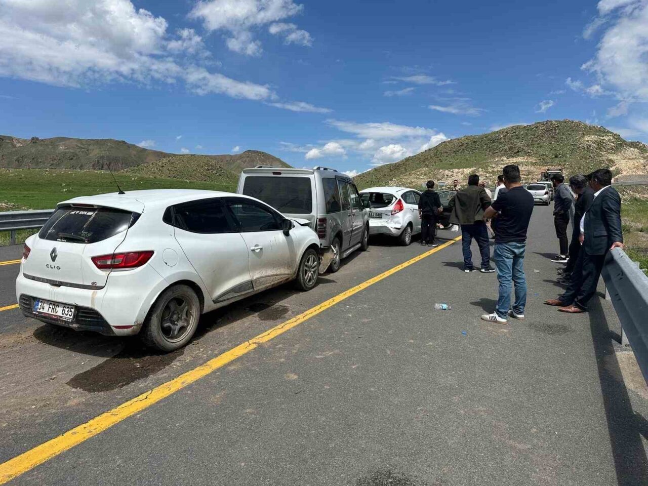 Kağızman’da cenaze konvoyunda meydana gelen ve 3 aracın karıştığı zincirlenme