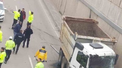 Sinop’ta meydana gelen trafik kazasında bir kamyon yoldan çıkıp karşı