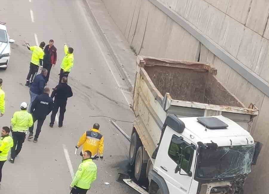 Kamyon duvara çarptı: 1 yaralı Sinop’ta meydana gelen trafik kazasında bir kamyon yoldan çıkıp karşı