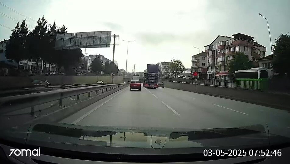 Kocaeli’de kapağı açık unutulan kamyon, seyir halindeyken tünele çarptı. Meydana