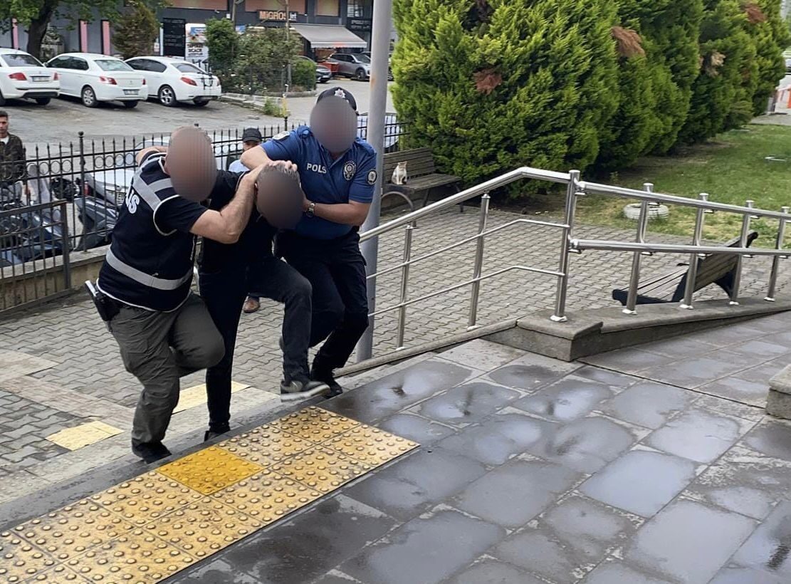 Zonguldak’ta park halindeki araçların camını kırarak hırsızlık yapan şüpheli tutuklandı.