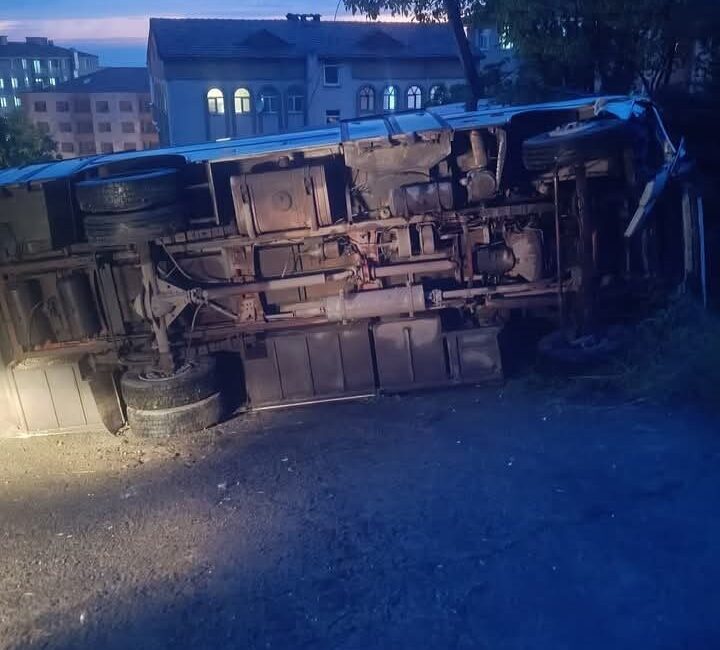 Zonguldak’ın Karadeniz Ereğli ilçesine bağlı Gülüç beldesinde kontrolden çıkan midibüs