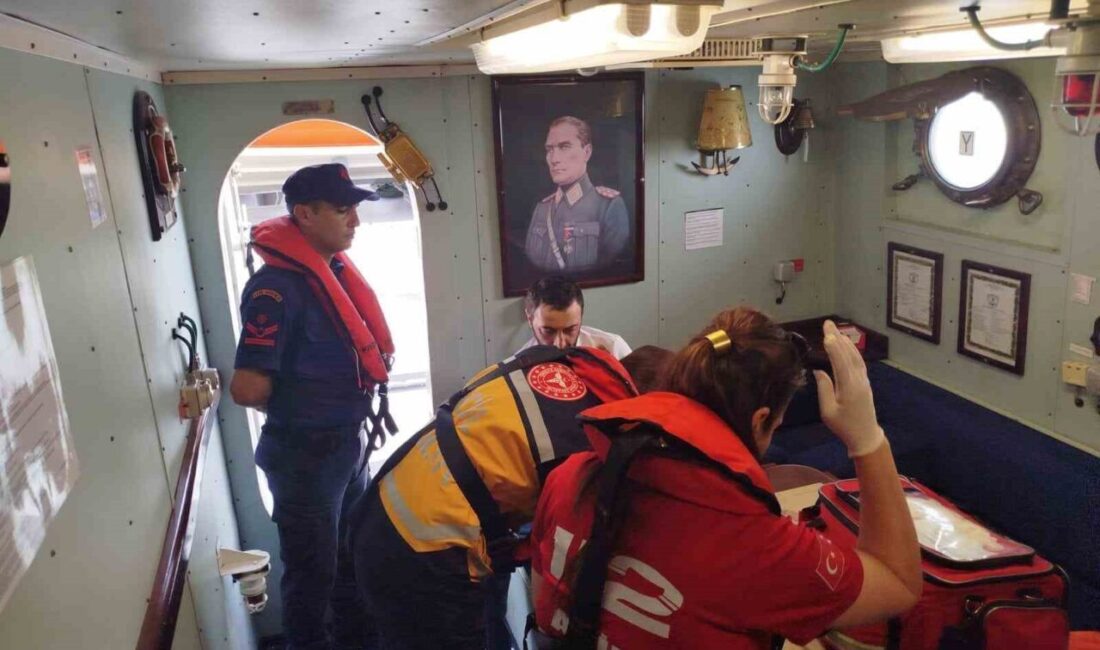 Kastamonu’nun İnebolu ilçesi açıklarında fenalaşan Gürcistan uyruklu gemi personeli, Sahil