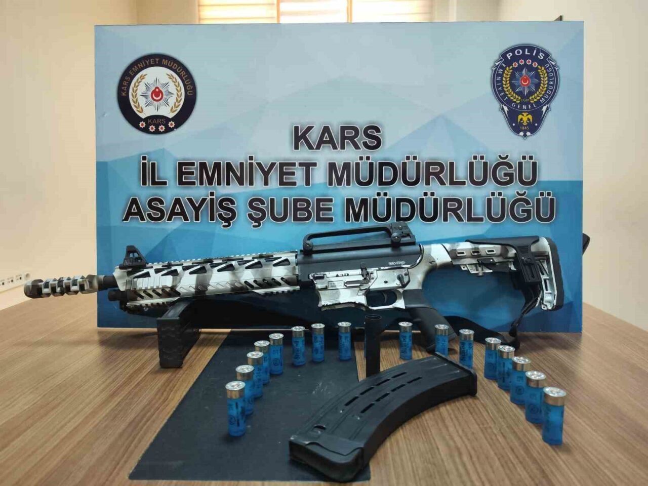 Kars’ta polis ekiplerince yapılan uygulamalarda çok sayıda silah ve mühimmat