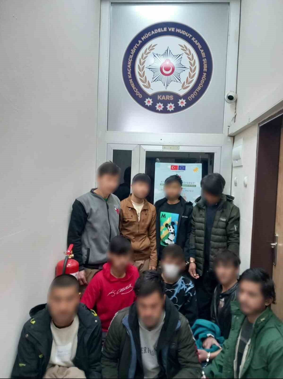 Kars’ta göçmen kaçakçılığıyla mücadele kapsamında uygulama yapıldı. Kars İl Emniyet