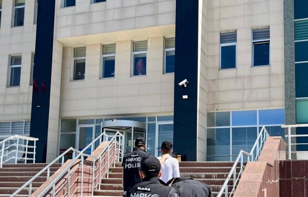 Kars’ta haklarında çeşitli suçlardan kesinleşmiş hapis cezası bulunan 3 kişi