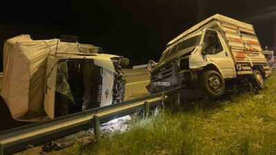 Kars’ta biri hayvan yüklü iki kamyonetin çarpıştığı kazada 3 kişi