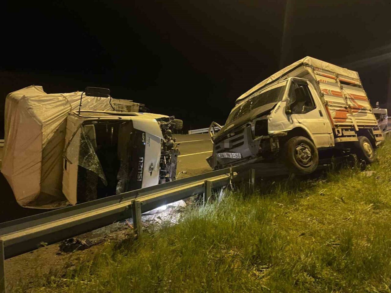 Kars’ta biri hayvan yüklü iki kamyonetin çarpıştığı kazada 3 kişi