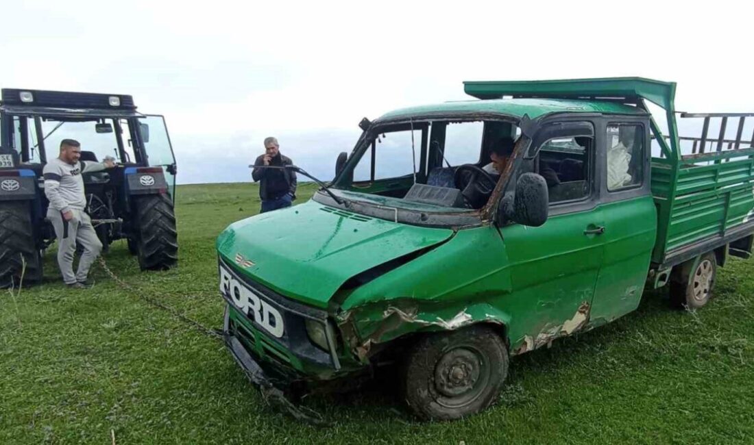 Kars’ta sürücüsünün direksiyon hakimiyetini kaybettiği kamyonet köprüden dereye uçtu. Kazada