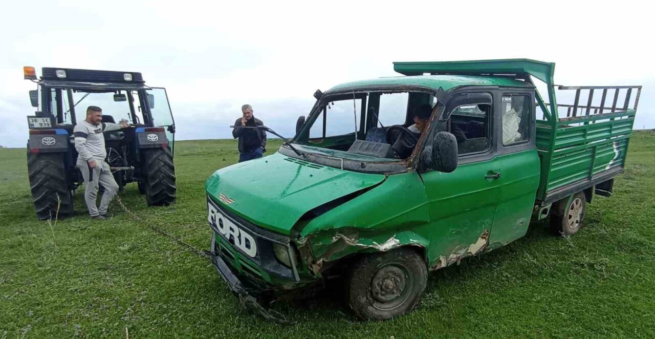Kars’ta sürücüsünün direksiyon hakimiyetini kaybettiği kamyonet köprüden dereye uçtu. Kazada