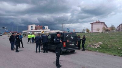 Kars’ta okul çevrelerinde polis kuş uçurtmuyor. Polis okullar bölgesinde okullarla