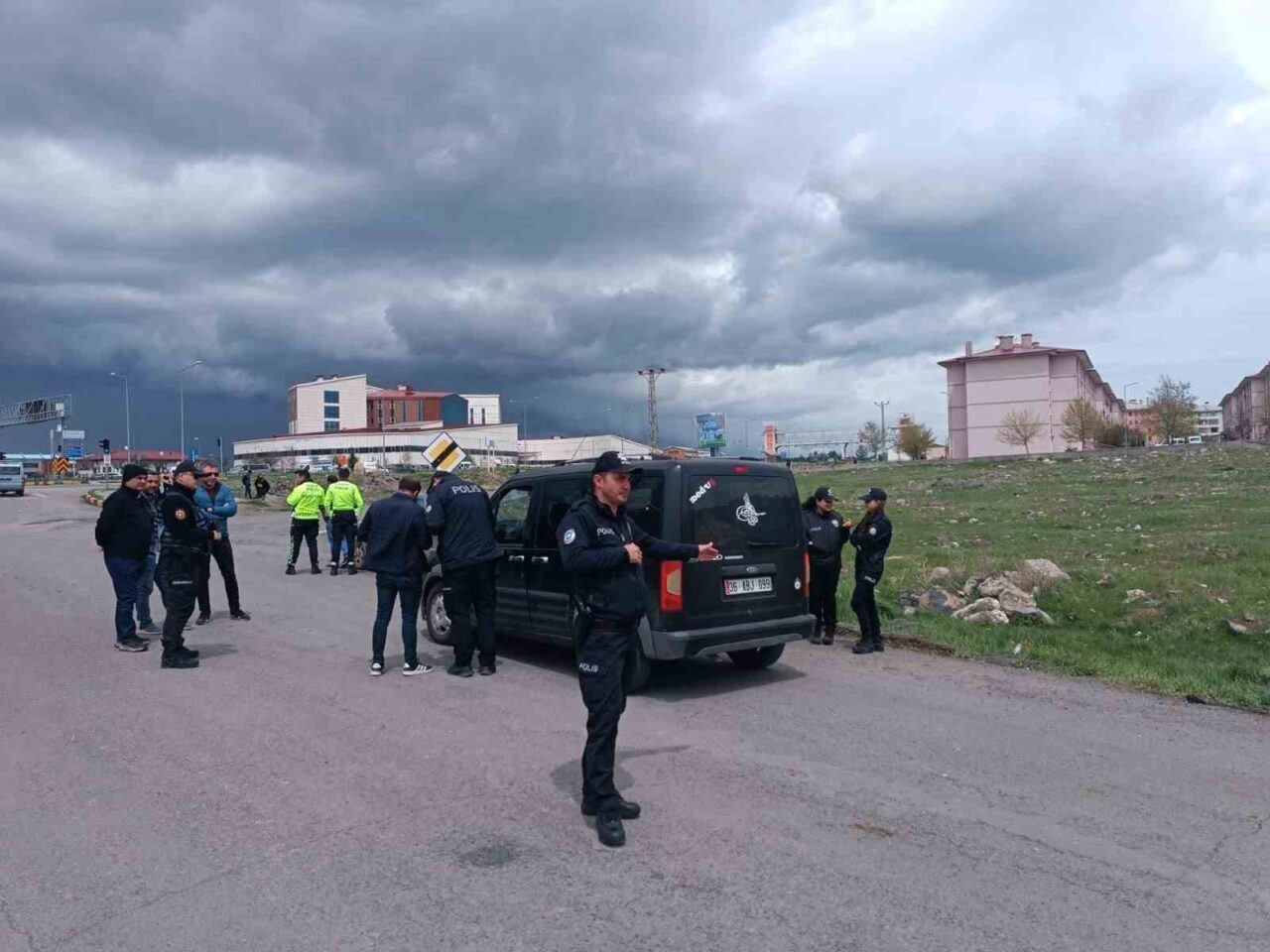 Kars’ta okul çevrelerinde polis kuş uçurtmuyor. Polis okullar bölgesinde okullarla