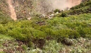 Kars’ın Akyaka ilçesinde etkili olan sağanak sonrası sel meydana geldi,