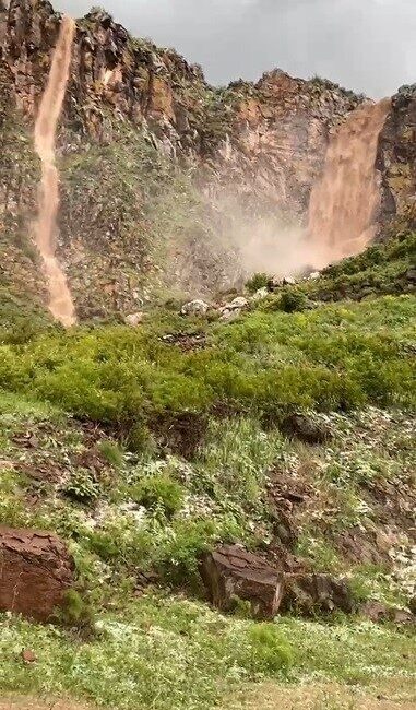 Kars’ın Akyaka ilçesinde etkili olan sağanak sonrası sel meydana geldi,