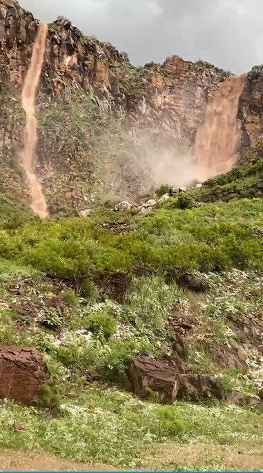 Kars’ın Akyaka ilçesinde etkili olan sağanak sonrası sel meydana geldi,