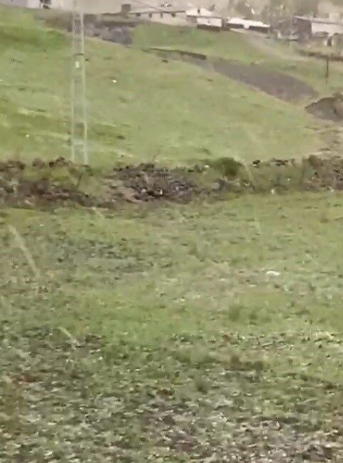 Kars’ta etkili olan şiddetli rüzgar hayatı olumsuz etkiledi. Kentte saatte