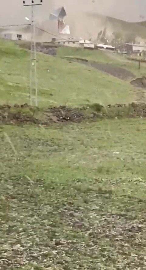 Kars’ta etkili olan şiddetli rüzgar hayatı olumsuz etkiledi. Kentte saatte