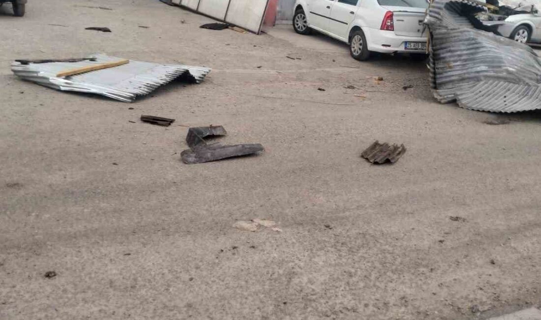 Kars’ta şiddetli rüzgar nedeniyle 2 iş yerinin çatısı uçtu, uçan