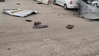 Kars’ta şiddetli rüzgar nedeniyle 2 iş yerinin çatısı uçtu, uçan