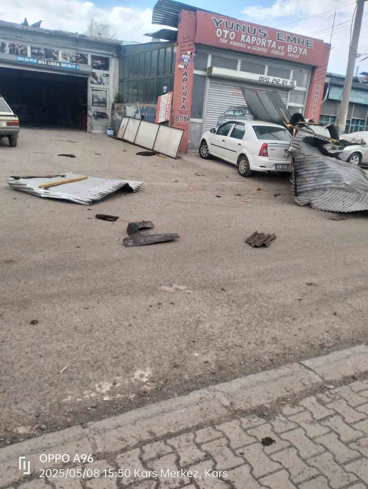 Kars’ta şiddetli rüzgar nedeniyle 2 iş yerinin çatısı uçtu, uçan