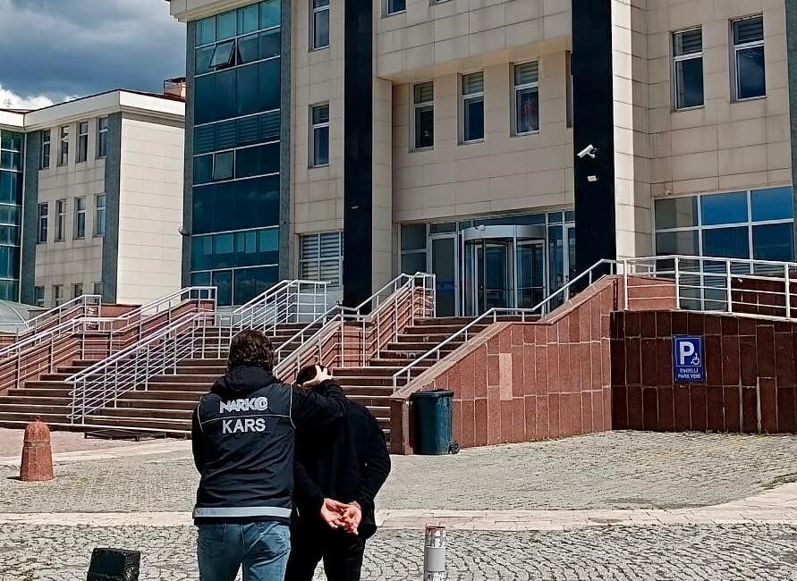 Kars’ta uyuşturucu tacirlerine yönelik düzenlenen operasyonda 1 kişi yakalandı. Kars