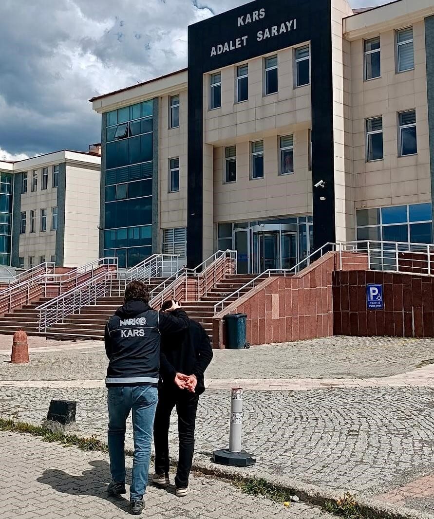 Kars’ta uyuşturucu tacirlerine yönelik düzenlenen operasyonda 1 kişi yakalandı. Kars