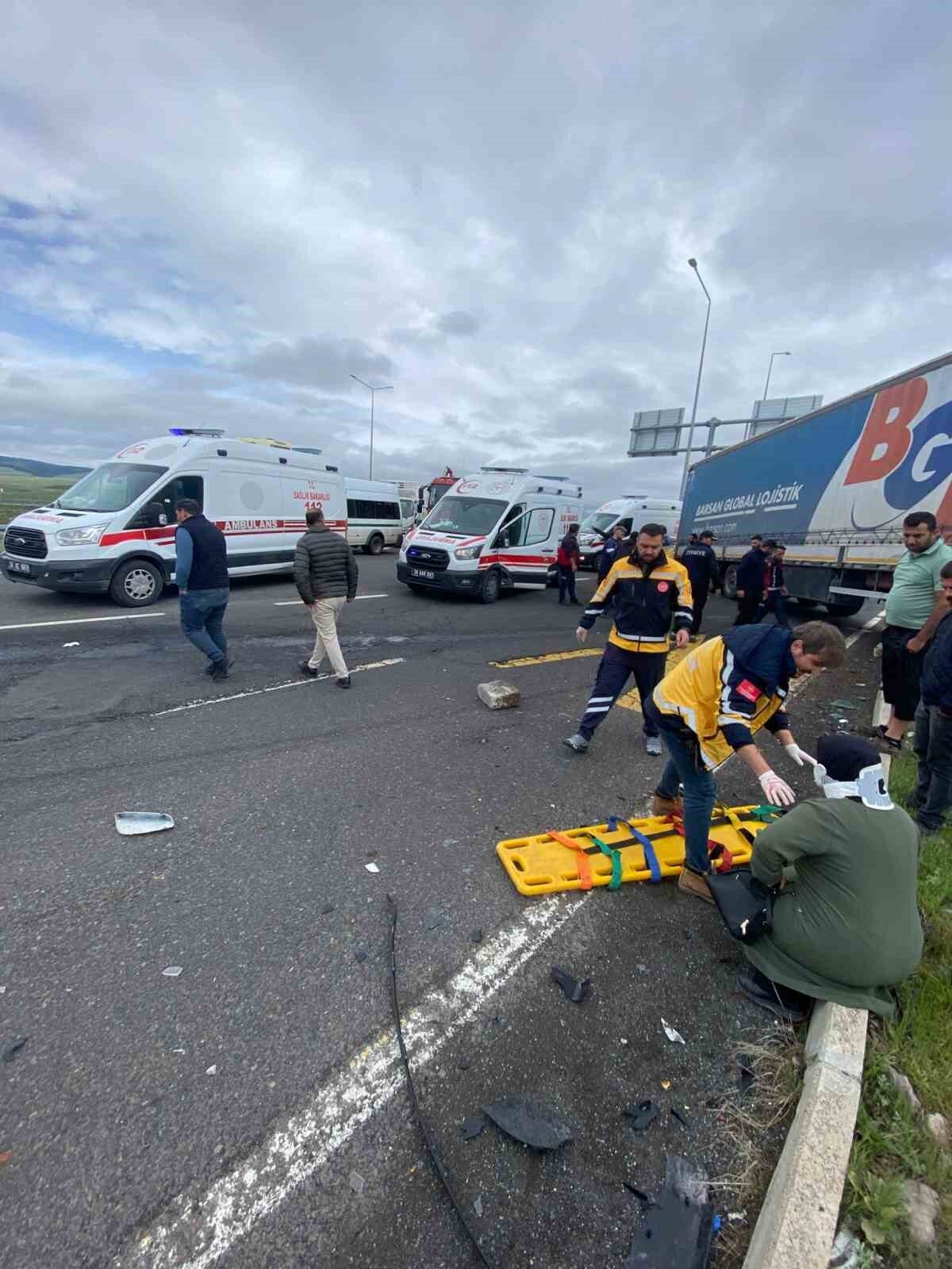 Kars’ta tır ile otomobil çarpıştı, feci kazada 2’si ağır 4