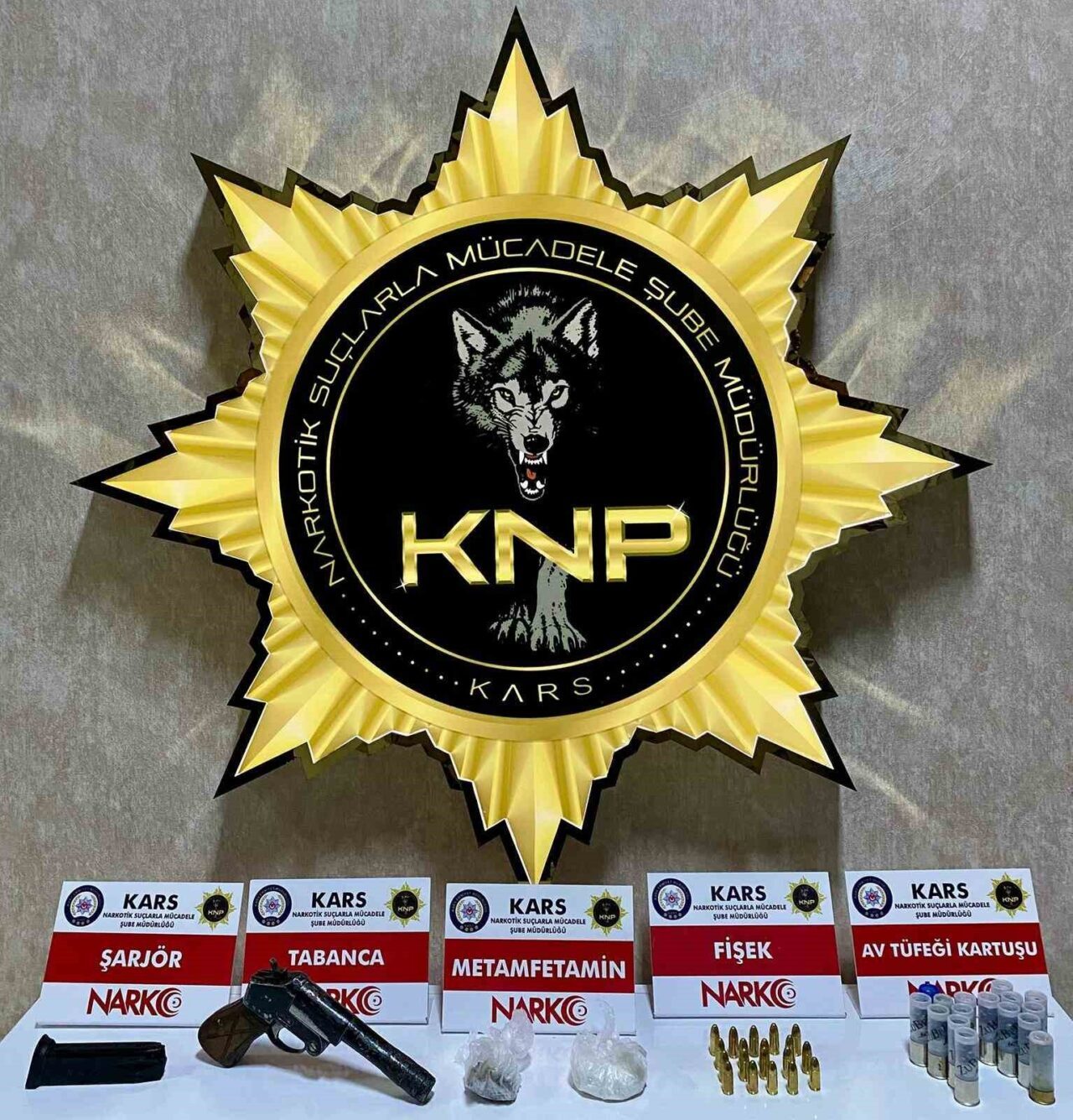 Kars’ta polis ekiplerince yapılan operasyonda uyuşturucu ve silah ele geçirildi.