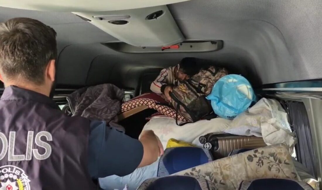 Kastamonu’nun Tosya ilçesinde polis ekiplerince durdurulan araçta eşyalar arasına saklanmış