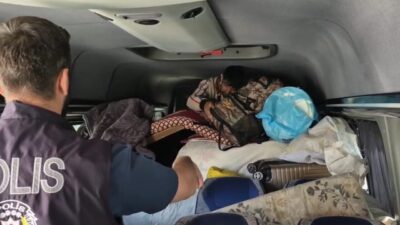 Kastamonu’nun Tosya ilçesinde polis ekiplerince durdurulan araçta eşyalar arasına saklanmış