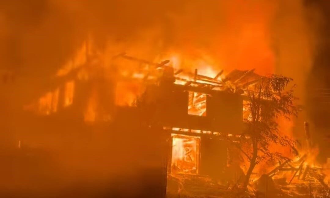 Kastamonu’nun Araç ilçesinde çıkan yangında ev yanarak kullanılamaz hale geldi.