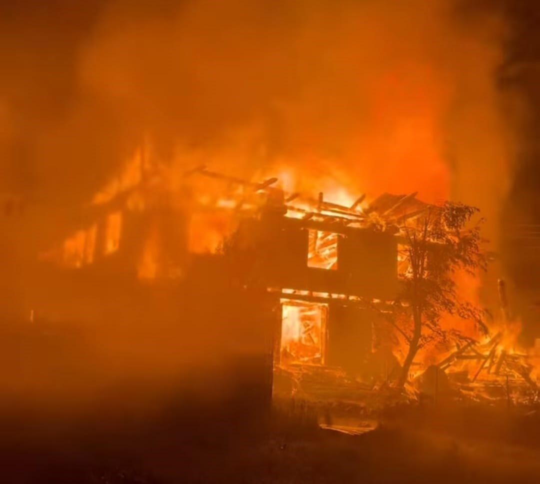 Kastamonu’nun Araç ilçesinde çıkan yangında ev yanarak kullanılamaz hale geldi.