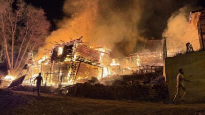 Kastamonu’nun Daday ilçesinde çıkan yangında ev, ahır ve cami kullanılmaz